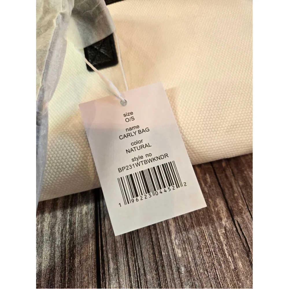 Walter Baker Tote Bag White & Black Carly Weekender Bag Shoulder Straps NWT (2)
